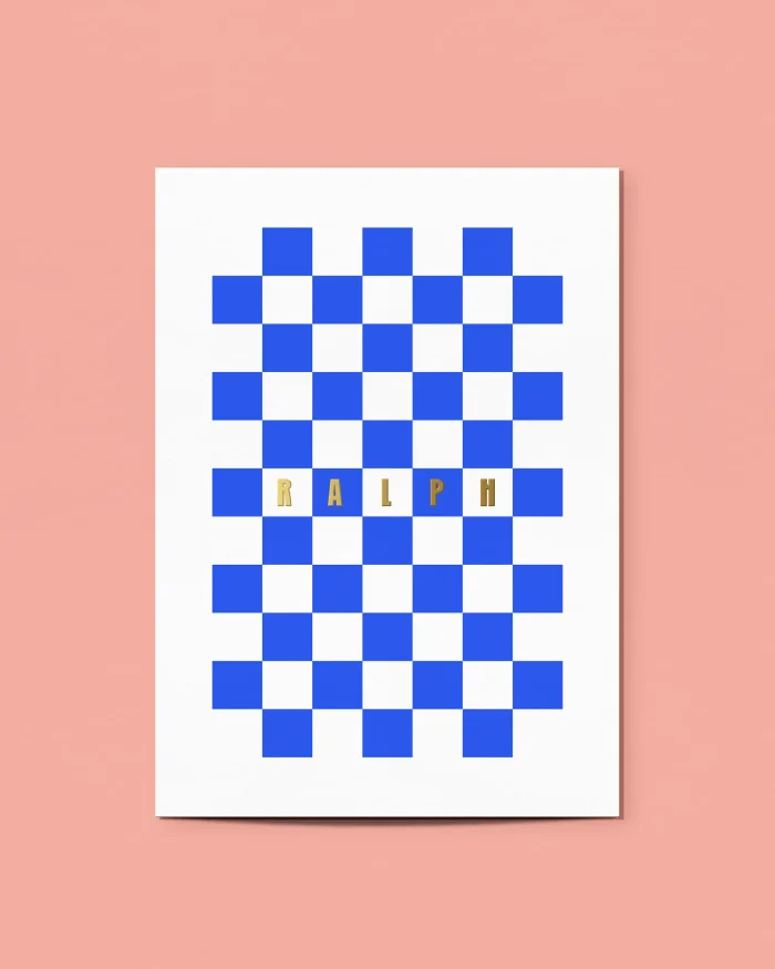 Ralph geboortekaartje met een knalblauw-wit schaakbordpatroon en de naam in gespatieerde gouden letters in het midden