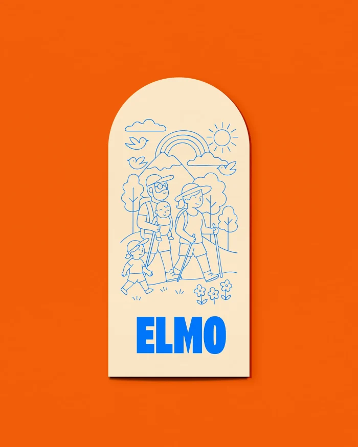 Elmo boogvormig geboortekaartje met een gezin op bergtocht in blauwe lijntekening, papa met baby in draagzak, en de naam in felblauwe blokletters
