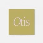 Otis minimalistisch geboortekaartje met de naam groot in een elegant lila serif-lettertype op een warm okergeel vlak