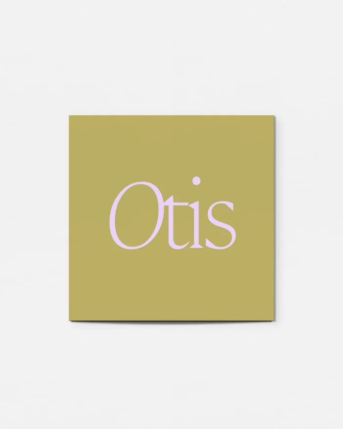 Otis minimalistisch geboortekaartje met de naam groot in een elegant lila serif-lettertype op een warm okergeel vlak