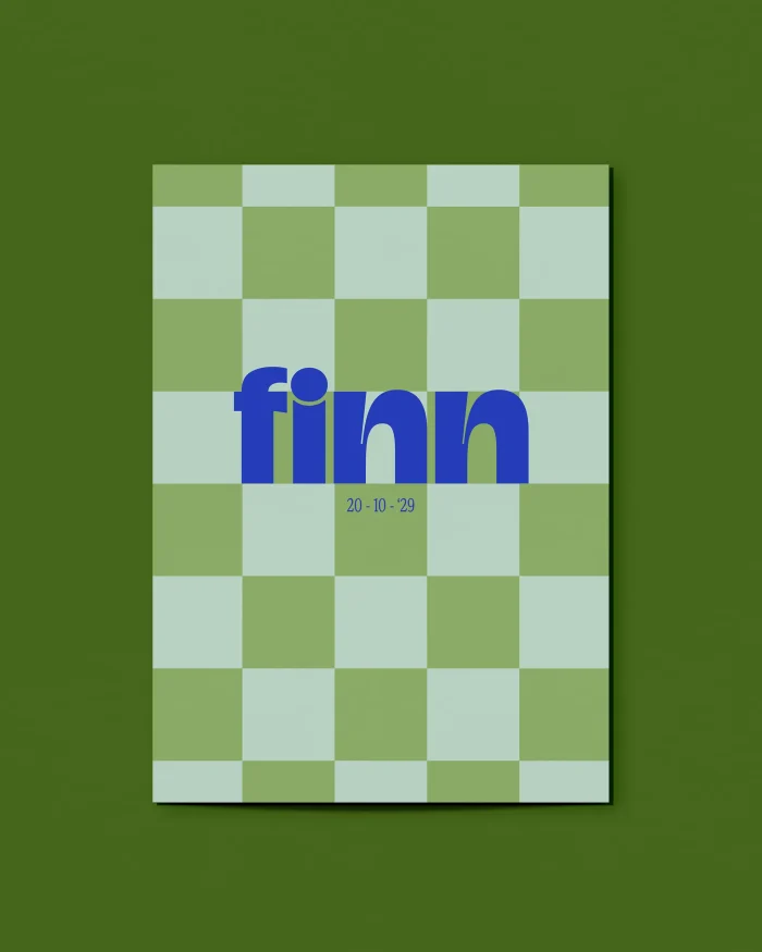 Finn geboortekaartje met een schaakbordpatroon in twee tinten groen en de naam in dik rond kobaltblauw lettertyp