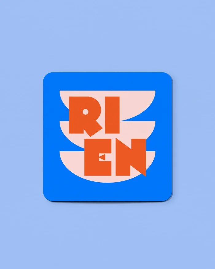 Rien geboortekaartje in bierviltje-stijl, knalblauw met roze schuimvormen en de naam in dikke oranje blokletters