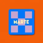 Marte grafisch geboortekaartje met blauwe en lila vlakken in dambordpatroon, oranje kader en de naam in zachtgeel hoekig lettertype