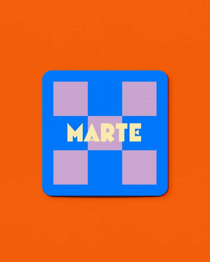 Marte grafisch geboortekaartje met blauwe en lila vlakken in dambordpatroon, oranje kader en de naam in zachtgeel hoekig lettertype