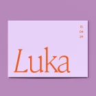 Detail van geboortekaartje Luka met de verfijnde schreven van het oranje serif-lettertype