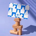 Rik geboortekaartje met vriendelijke ijsberen in een knalblauw-wit dambordpatroon en de naam tussen de beren verwerkt