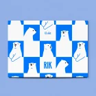 Detail van geboortekaartje Rik met de verschillende poses van de witte en blauwe ijsberen in het dambordpatroon