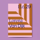 Lorena geboortekaartje met okergele en zachtroze strepen die diagonaal draaien en de naam in diep inktblauw