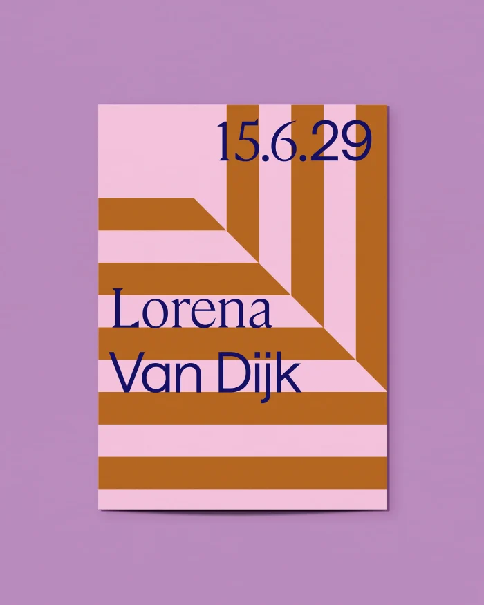 Lorena geboortekaartje met okergele en zachtroze strepen die diagonaal draaien en de naam in diep inktblauw