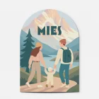 Mies boogvormig geboortekaartje met een gezin dat op de rug het bergpad op wandelt bij een meer, in zachte gedempte tinten, naam in donkergroen