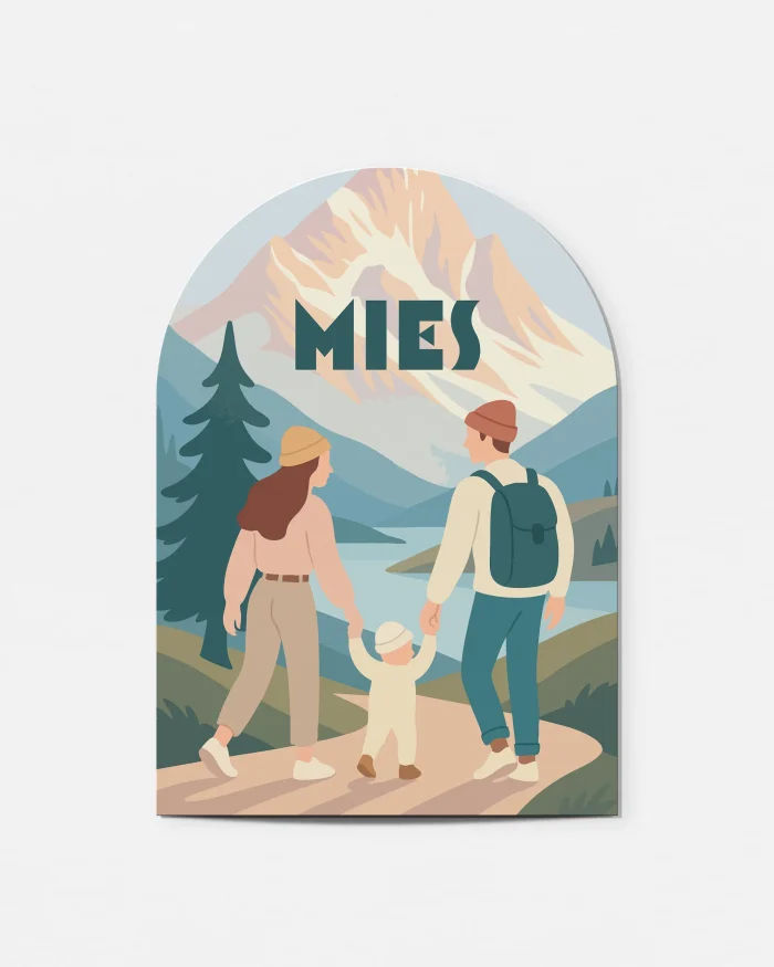 Mies boogvormig geboortekaartje met een gezin dat op de rug het bergpad op wandelt bij een meer, in zachte gedempte tinten, naam in donkergroen