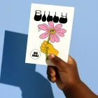Billy retro geboortekaartje met een gele cartoonhand die een roze bloem met cool gezichtje vasthoudt en de naam in druipende bubbelletters
