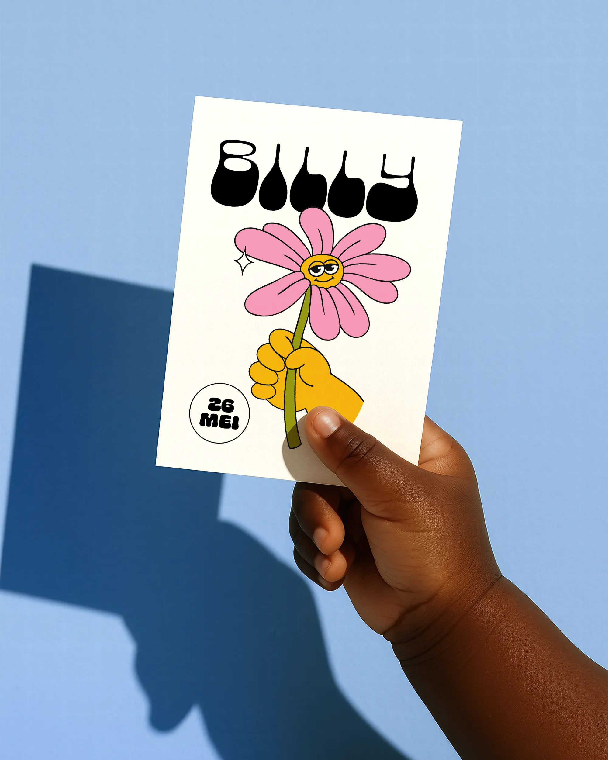 Billy retro geboortekaartje met een gele cartoonhand die een roze bloem met cool gezichtje vasthoudt en de naam in druipende bubbelletters