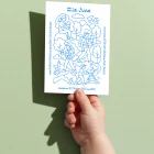 Ella-June geboortekaartje met gezinnen op wandeltocht in de natuur, dragende ouders en een kinderwagen, in fijne blauwe lijntekening, naam in retro letters