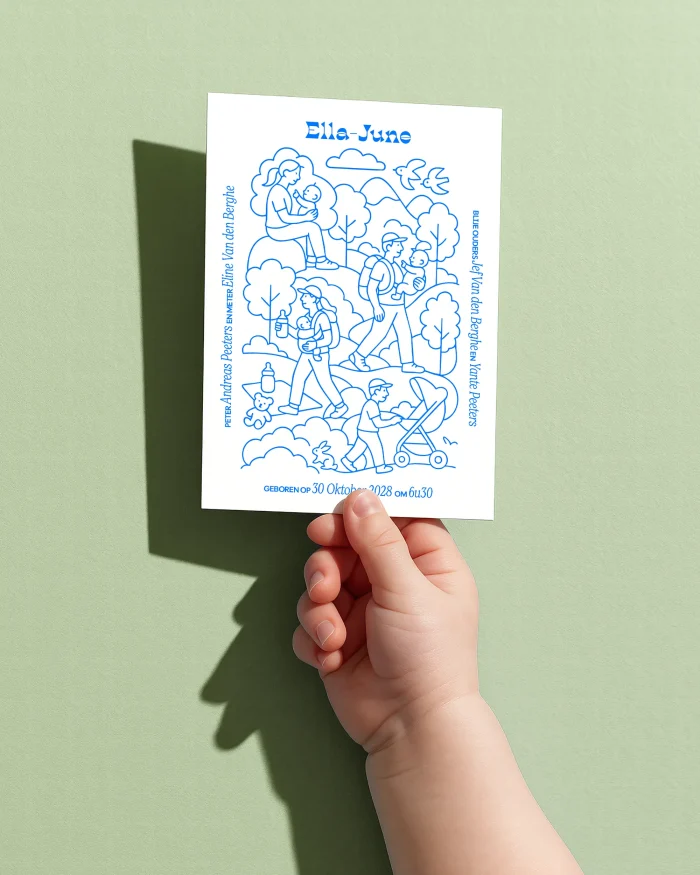 Ella-June geboortekaartje met gezinnen op wandeltocht in de natuur, dragende ouders en een kinderwagen, in fijne blauwe lijntekening, naam in retro letters