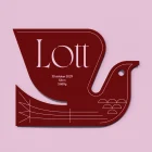 Geboortekaartje vogel Lott in diep bordeauxrood met strakke grafische witte lijnen en elegante typografie op een roze achtergrond