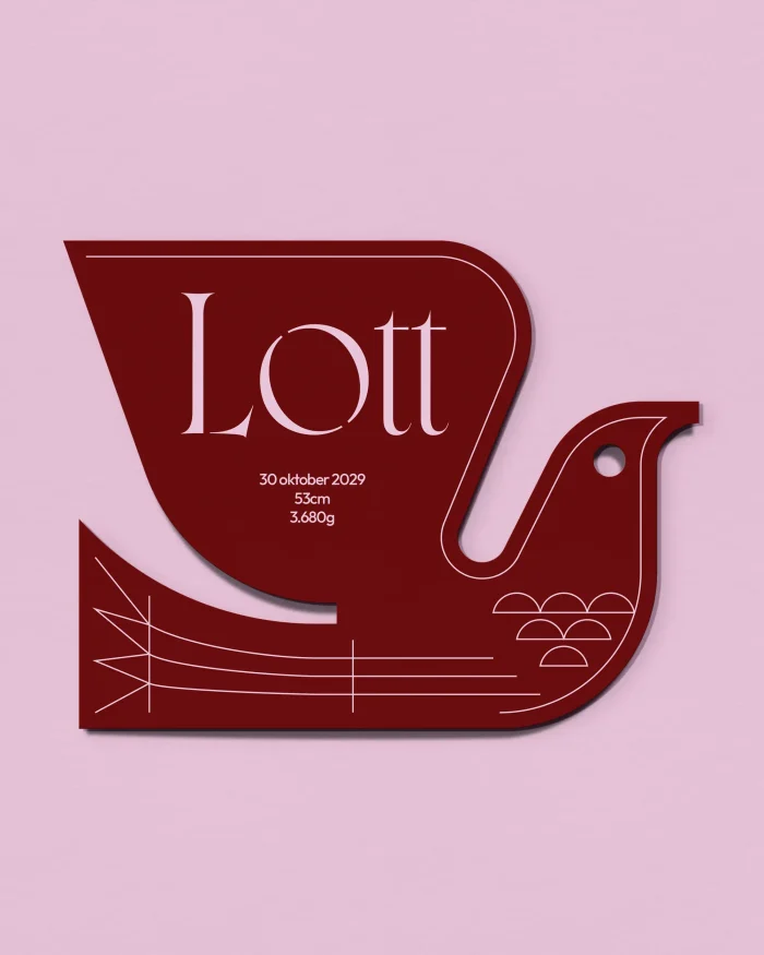 Geboortekaartje vogel Lott in diep bordeauxrood met strakke grafische witte lijnen en elegante typografie op een roze achtergrond