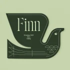 Minimalistisch geboortekaartje vogel Finn in donkergroen met strakke geometrische details en verfijnde schreefletters