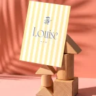 Louise geboortekaartje met gele en witte strepen en een skatend meisje in blauw, naam in sierlijk lettertype