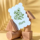 Morris geboortekaartje met een sierlijke tijger verweven met een bloem in fijne groene tattoo-stijl, op zacht blauw met golvende rand