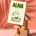 Alma geboortekaartje in mosgroen op crème met een meisje dat door een bloemenveld stapt en de naam in dikke chunky letters