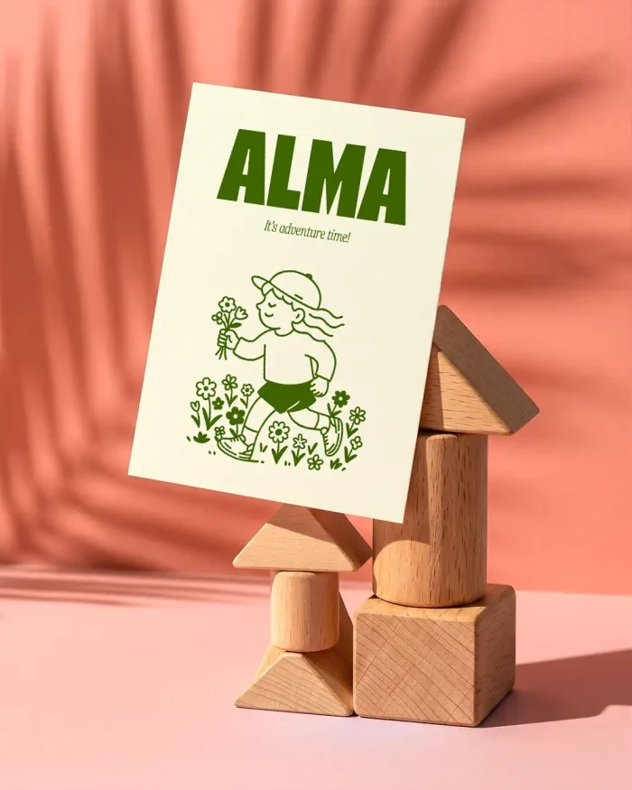 Alma geboortekaartje in mosgroen op crème met een meisje dat door een bloemenveld stapt en de naam in dikke chunky letters