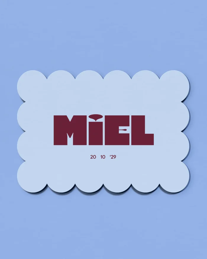 Miel geboortekaartje in ijsblauw met een golvende rand en de naam in vet bordeauxrood lettertype