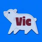 Detail van geboortekaartje Vic met de fijne bordeauxrode lijntekening van de beer en het vette lettertype