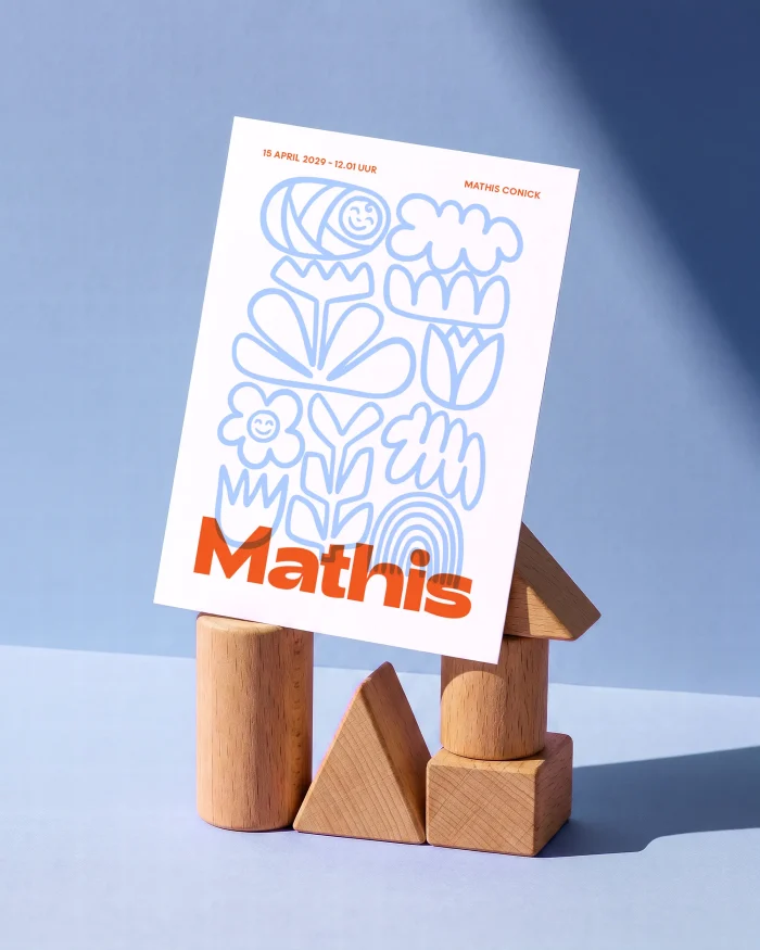 Mathis geboortekaartje met lichtblauwe doodles op wit en de naam groot in oranje, met een overdruk-effect waar oranje en blauw elkaar kruisen