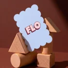 Flo geboortekaartje in ijsblauw met golvende rand en de naam in dikke roze letters met een bordeauxrode 3D-schaduw