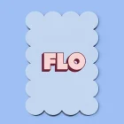 Detail van geboortekaartje Flo met de vette roze letters en het bordeauxrode schaduweffect van dichtbij