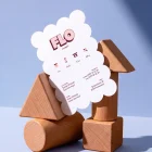 Achterkant van het ijsblauwe kaartje Flo met golvende rand en de geboortegegevens van de baby