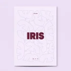 Detail van geboortekaartje Iris met het fijne lila vogelpatroon en de stevige bordeauxrode typografie