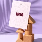 Iris geboortekaartje in zacht lila met een subtiel patroon van gestileerde vogeltjes en de naam in vette bordeauxrode letters