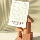 Noah geboortekaartje in zachtgroen met witte vogels die vlakvullend overvliegen en de naam in elegant bordeaux serif-lettertype