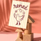 Reneé geboortekaartje met gele strepen en een duif op hoge hakken die babyspulletjes jongleert in bordeaux, met de naam in los handschrift