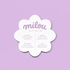 Achterkant van het bloemvormige geboortekaartje Milou met de geboortegegevens van de baby