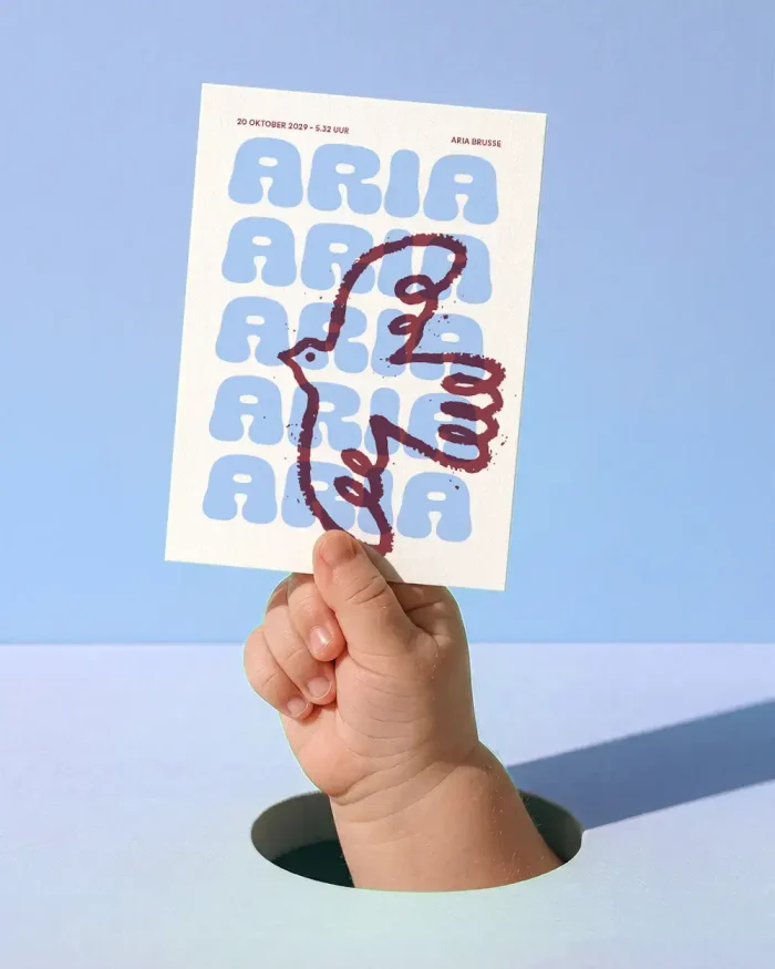 Aria grafisch geboortekaartje met de naam in lichtblauwe bubbelletters en een geschilderde bordeauxrode vogel dwars eroverheen