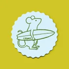 Cesar geboortekaartje met een muisje dat een surfplank draagt in groene lijntekening op zacht blauw, met de naam op de plank en een golvende rand