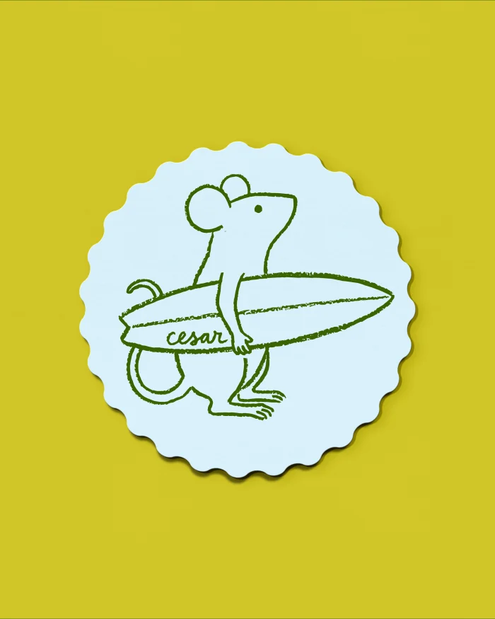 Cesar geboortekaartje met een muisje dat een surfplank draagt in groene lijntekening op zacht blauw, met de naam op de plank en een golvende rand