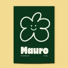 Mauro geboortekaartje met een grote lachende bloem in crème op diep groen en de naam in dik, rond lettertype