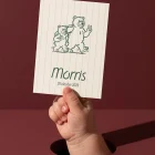 Detail van geboortekaartje Morris met de grote en kleine beer arm in arm in groene lijntekening